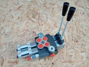 Rozvádzač so vzduchovým ovládaním a pákami. Hydraulické rozvádzače 2 sekciové s kombinovaným mechanickým a pneumatickým ovládaním.