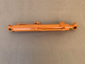 Hydraulický valec na Hitachi EX 15. Hydraulický valec opravený na minibager Hitachi. Rozmer valca 60x35. Pásový bager Hitachi. Pásové rýpadlo. 