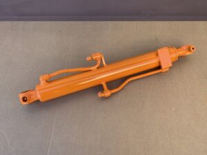 Hydraulický valec na Hitachi EX 15. Hydraulický valec opravený na minibager Hitachi. Rozmer valca 60x35. Pásový bager Hitachi. Pásové rýpadlo. 