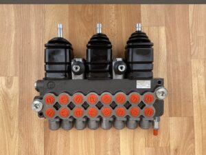 Rozvádzač 8-sekčný s joystickmi. Hydraulický rozvádzač 8-sekciový s prietokom 50 litrov za minutu. Rozvádzač vhodný na ovládanie hydraulických valcov, hydromotorov. Použitie: baber, minibager, hydraulická ruka.