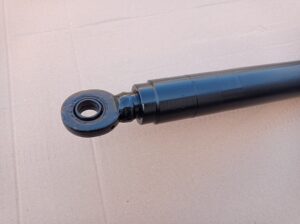 Hydraulický valec na postrekovač. Hydraulický valec 40x30 opravený. Valec na postrekovací stroj.