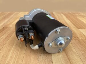 tartér Hatz 2,0 kW. Štartér 12V na žabu Hatz.

Referenčné čísla: 000050495901, 05726002, 05726003R, 11130923,11131496, 11131528, 12130086,18101150, 19083055, 1986S00720, 30231N, 50353510, 504959000733, 50495900733, 50495901, 5726002, 72736060, 730503092, AZE2606, AZE2663, BOS0001109043, DRS3974, IS0923, IS1150, LETIS1150, LRS02371, LRS2371, MAHMS432, MS432, RNLMS432, STR22083, STR60634, STR60694, WOOSTR22083, WOOSTR60634